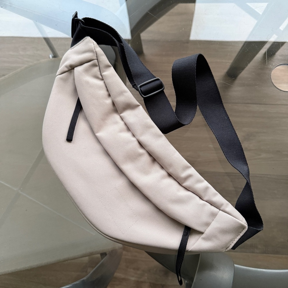 EVERLANE NWT beige Belt Bag with Black Strap